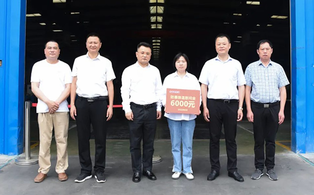 �쿵�����ܾ���ë������������һ�߿�չ�����ο�ʻ