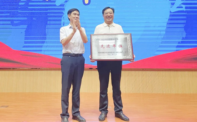 滁州市人大法工委主任陈宝全向集团董事长赵宽授牌 滁州市人大法工委主任陈宝全向集团董事长赵宽授牌